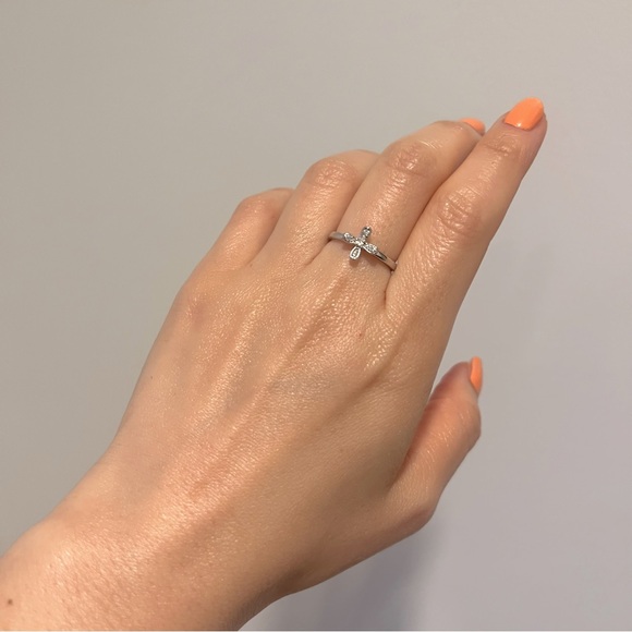 Diamonique Elegant Silver Cross Flower Ring - Picture 4 of 6